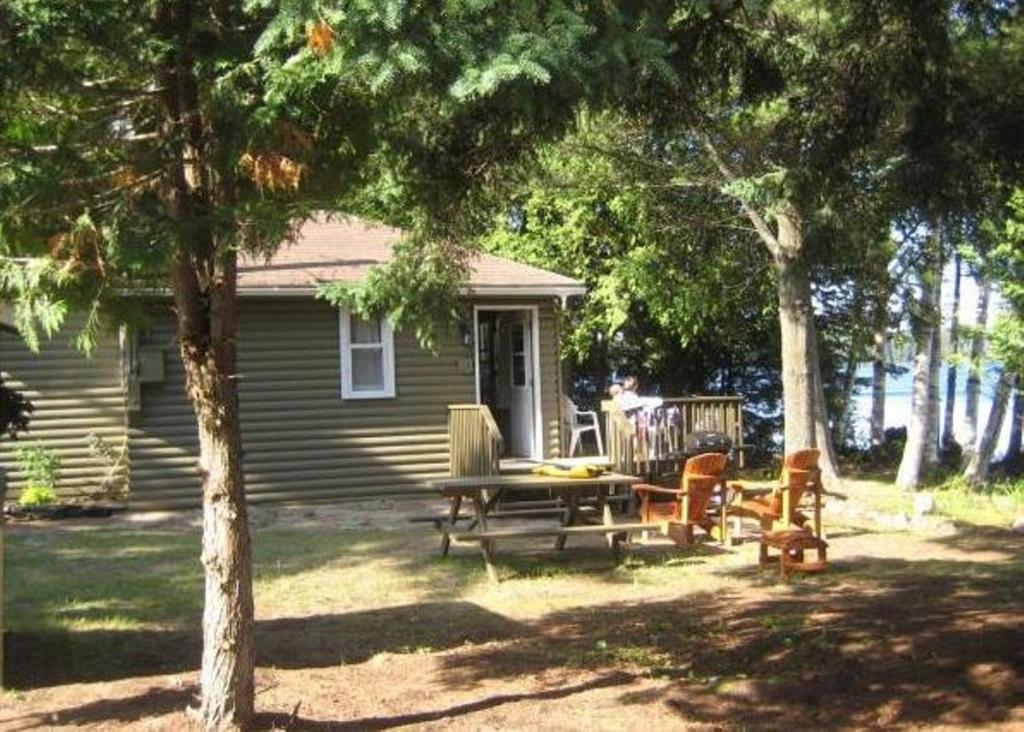 Cloverleaf Cottages Oxtongue Lake Room photo